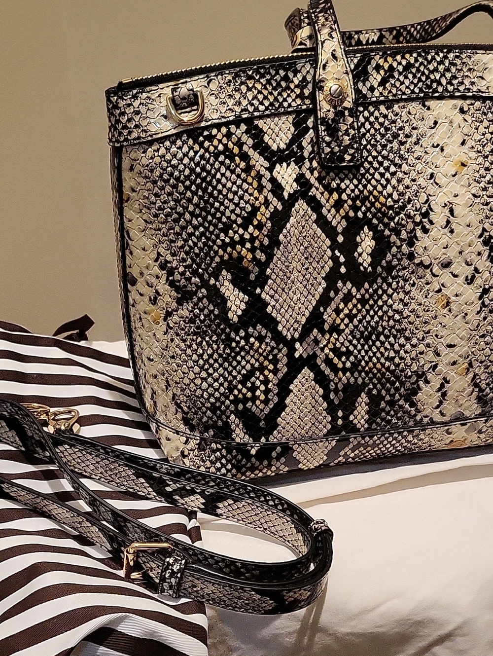 Henri Bendel NWT - Python-Print Tote Bag in Black and Cream - Women's Handbag - Picture 2 of 9